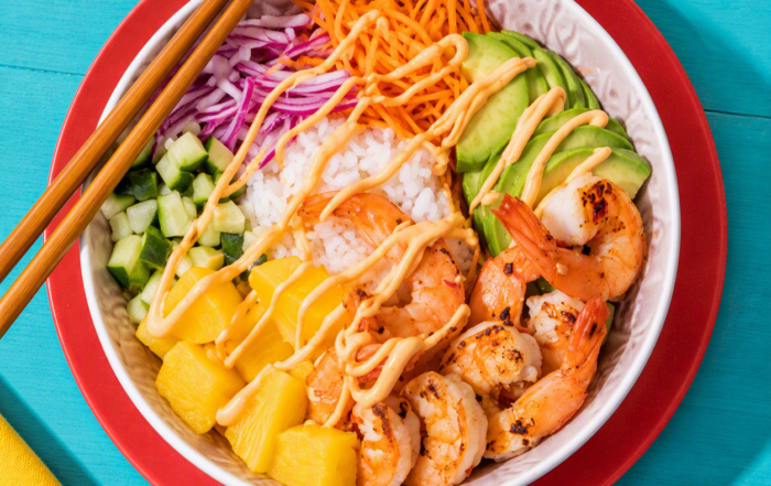 Poke bowl de gambas y piña con arroz, aguacate, pepino, zanahoria y cebolla roja