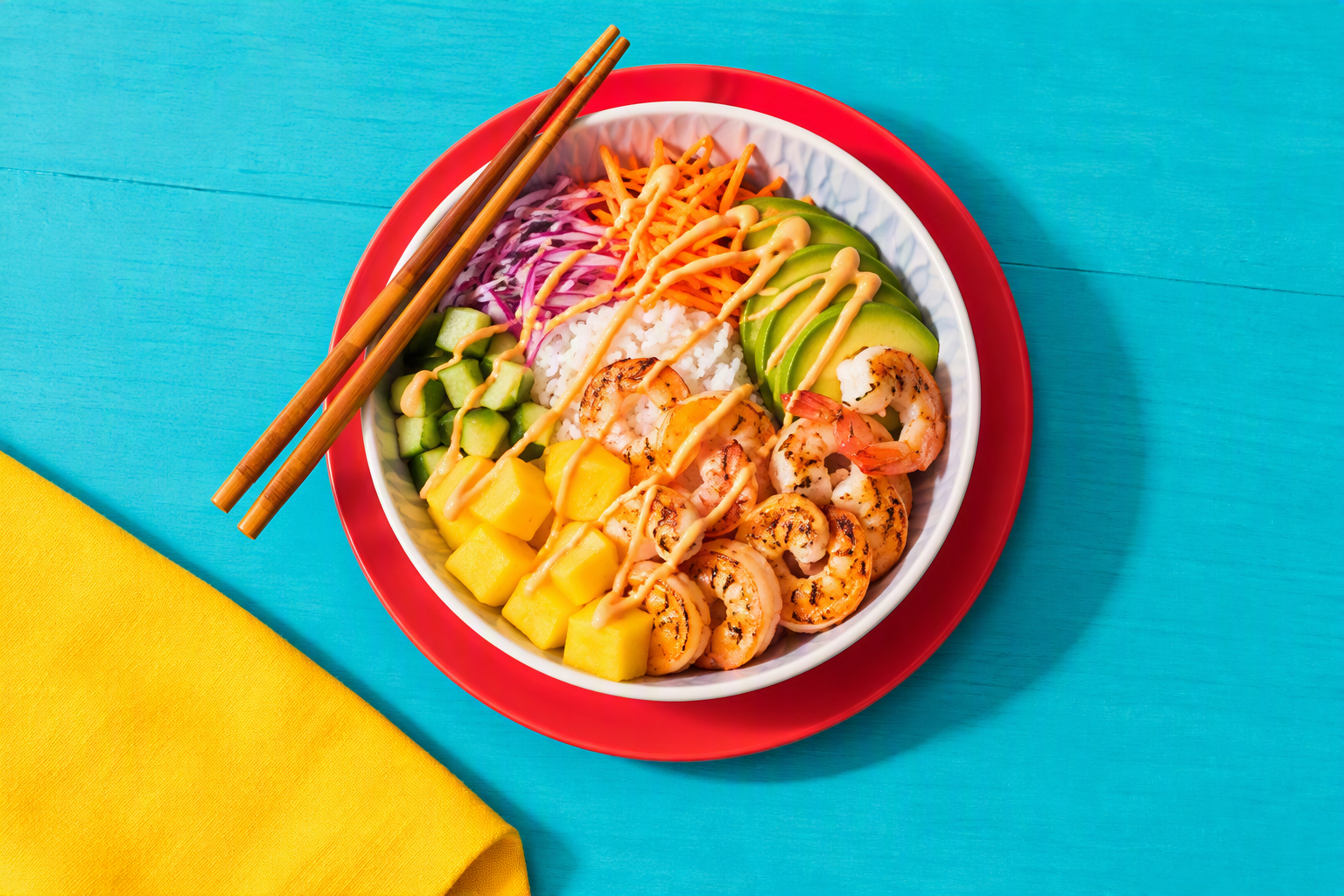 Poke bowl de gambas y piña con arroz, aguacate, pepino, zanahoria y cebolla roja