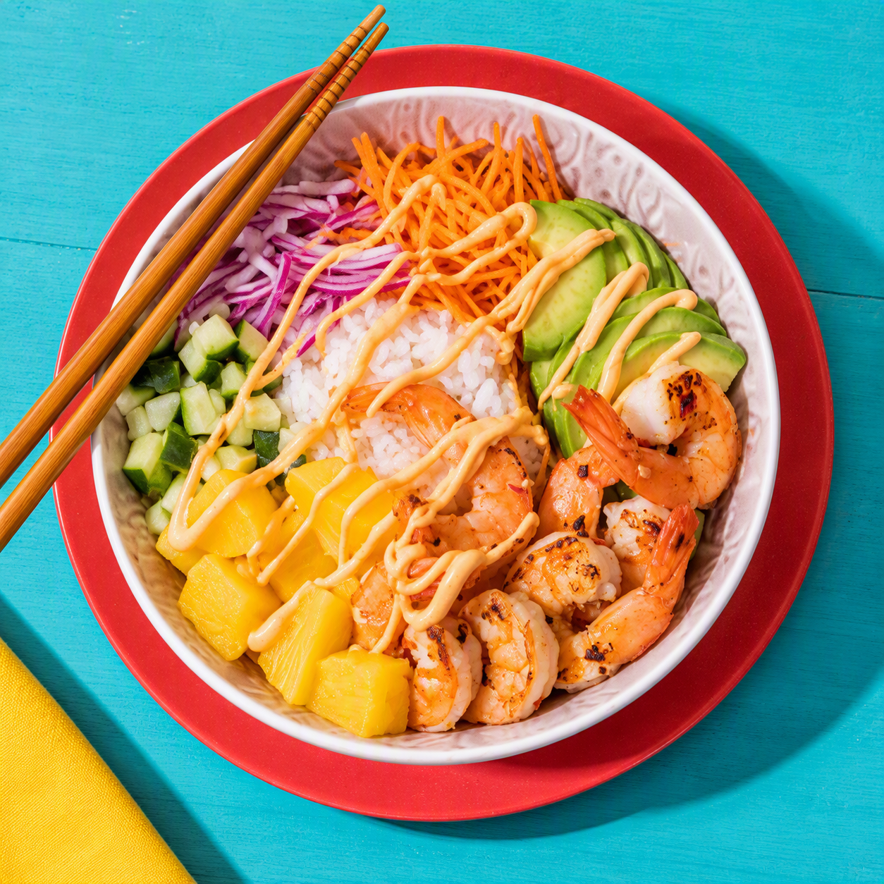 Poke bowl de gambas y piña con arroz, aguacate, pepino, zanahoria y cebolla roja
